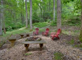 Cozy Blairsville Cabin 2 Mi to Vogel State Park!，位于布莱尔斯维尔的酒店