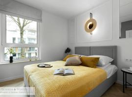 4 stars, New Luxury Butterfly & Bike Apartments, Gdynia Orłowo, 15 wyposażonych mieszkań, z oddzielną sypialnią, windą i płatnym parkingiem, wysoki standard SummerWinter, blisko molo Orlowo, drog rowerowych，位于格丁尼亚的酒店
