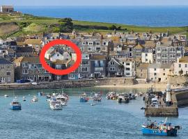 AMAZING LOCATION - "SMUGGLERS HIDE" & "SMUGGLERS CABIN" - a 2 BEDROOM FISHERMANS COTTAGE with HARBOUR VIEW and also a private entrance 1 BED STUDIO - 10 Metres To Sea Front - BOOK BOTH for ENTIRE 3 BEDROOM COTTAGE - 2023 GLOBAL REFURBISHMENT AWARD WINNER，位于圣艾夫斯的木屋