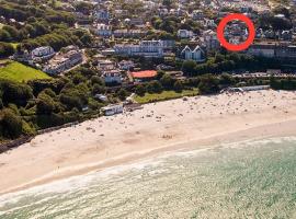 ABOVE ST IVES PORTHMINSTER BEACH - "St James Rest" is a REFURBISHED & SUPER STYLISH PRIVATE APARTMENT - King Bedroom with Ensuite, Family Bathroom, Double Bunk Cabin & Sofabed LoungeKitchenDiner - 2 mins walk Main Car Park & Station，位于圣艾夫斯的木屋