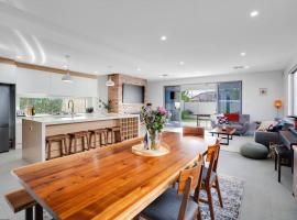 Modern 3 BR home in Fulham，位于Henley Beach的酒店