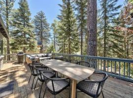 Cozy Designer Decorated Cabin Near Slopes Fireplace Peekaboo Lakeview，位于玛瑙湾的酒店