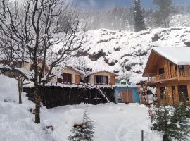 Kayal wood cottage homestay near kasol villege cafe，位于Manīkaran的乡村别墅