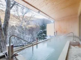 志賀高原 白い温泉 渓谷の湯