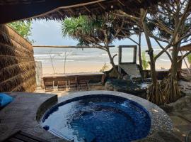 Omah Laut Bondo Jepara - by the beach, direct view of the sea, great base for water sports，位于Margokerto的海滩短租房