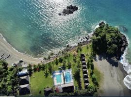 SAESEA Private Beach & Resort，位于Karanghawu的带泳池的酒店