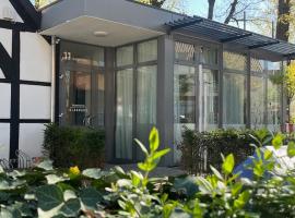 Glashaus mit 3 Gästezimmer，位于Mettingen的酒店