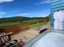 Ledmacoy Shepherds Huts，位于Strathdon的酒店