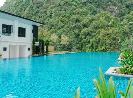 JOMSTAY Sunway Onsen Suites Ipoh - Lost World of Tambun Ipoh Waterpark，位于淡文的带泳池的酒店