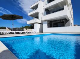 NEW! Turtle city luxury apartment with pool，位于诺瓦利娅的酒店
