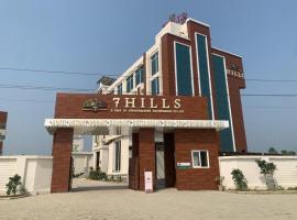 7 Hills Hotel & Resort，位于Nalanda的带泳池的酒店