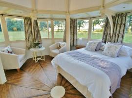 The Folly - one off luxury Glamping accommodation，位于诺里奇的酒店