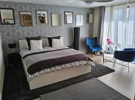 Chambre deluxe au 2ème étage, chambre double au 4ème étage PAS UN HÔTEL，位于布鲁塞尔拉肯王家城堡附近的酒店