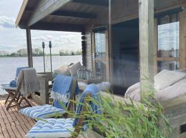 Luxury Experience in Off The Grid Lodge at an Amazing Lake Vinkeveense Plassen，位于芬克芬的酒店