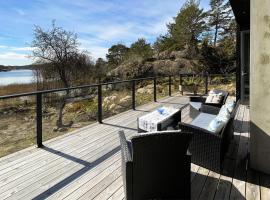 Cozy Home In Skjrhalden With House A Panoramic View，位于斯科耶霍伦的酒店