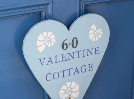 Holiday Cottage with Seafront Beach Hut, Lyme Regis, Dorset，位于莱姆里吉斯的酒店