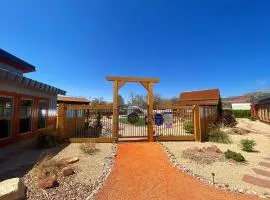 Timber & Tin H 2Bed 2Bath w Pool & Rooftop Deck