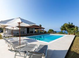 Villa Serenità - with private pool and ocean view，位于里卡迪的度假屋