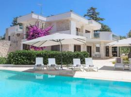 Villa D'Aprile Exclusive Luxury Villa with pool, Jacuzzi, SPA，位于卡斯特拉纳格罗泰的酒店