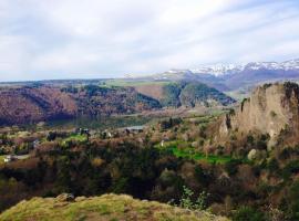 Dormez au cœur d'un volcan, dans une nature unique，位于拉克河畔尚邦的酒店