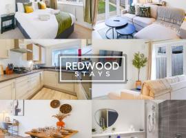 BRAND NEW! 3 Bed 2 Bath House, NEAR HOSPITAL, With FREE x2 Parking & Wi-Fi By REDWOOD STAYS，位于贝辛斯托克的酒店