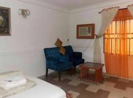 Precious Palm Royal Hotel，位于Benin City的酒店