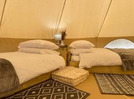 The Elm: Luxury Bell Tent with private bathroom，位于Toppesfield的豪华帐篷