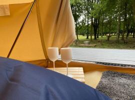 Woodland Glamping Retreat，位于Toppesfield的豪华帐篷