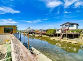 Peaceful Eureka Beach Cottage w/ 30-Foot Dock