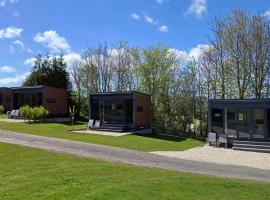 Luxury Pods at Mornest Caravan Park, Anglesey，位于盖尔文的露营地