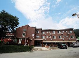 红房子汽车旅馆，位于束草市的酒店