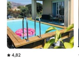 maison cosy climatisée avec piscine et jardin，位于卡伦扎纳的酒店