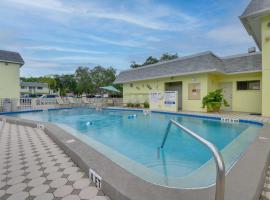 Siesta Key Condo with Heated Pool Less Than 1 Mi to Beach，位于萨拉索塔的酒店