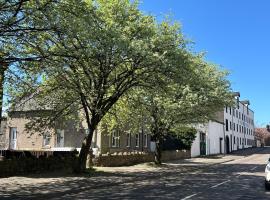 Camisila，位于坎贝尔城的带停车场的酒店