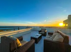 Luxury Penthouse w/Stunning Sea Views, Walk Beach