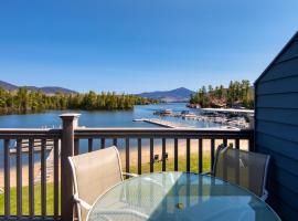 Stunning Lake and Mountain Views, Pool, Beach, Walk to Town!，位于普莱西德湖的酒店