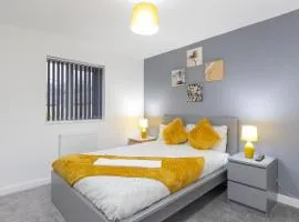 Modern Comfort, 4-BR, Sleeps 8, Ensuite