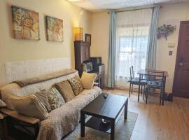 Uptown area, Cozy king Suite, quiet and private, free parking, walk to restaurants，位于夏洛特的酒店