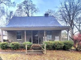 Cozy Cottage in Louisville，位于路易斯威尔的酒店