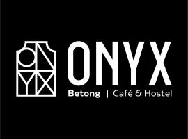 ONYX Café & Hostel，位于勿洞的公寓