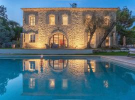 L'élégante Bastide en pierre avec vue sur le vieux village de Mougins，位于穆然的酒店