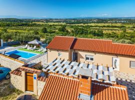 Countryside holiday home - pool - big terrace，位于本科瓦茨的酒店