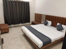 Hotel Nandan pure veg Restaurant and lodging，位于Shegaon的酒店