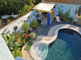 Appartement avec piscine et jacuzzi à 50mètres de la plage et 5min de l'allée des Pins，位于滨海阿热莱斯的酒店