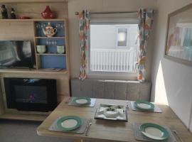 Torbay Holiday Home at The Waterside Holiday Park - With Deck and Sea View，位于托基的自助式住宿