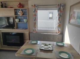 Torbay Holiday Home at The Waterside Holiday Park - With Deck and Sea View，位于托基的酒店