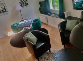 Charmant gîte avec extérieur et piscine partagée，位于Mespaul的酒店