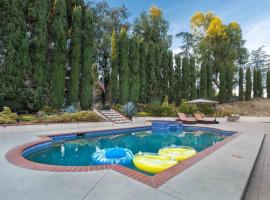 Colven by AvantStay Pool Spa Near Golf Course，位于洛杉矶的带泳池的酒店