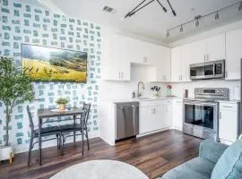Luxe 1BR w Balcony in Downtown 542Blvd206