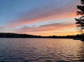 Family Tides On Six Mile Lake，位于Port Severn的别墅